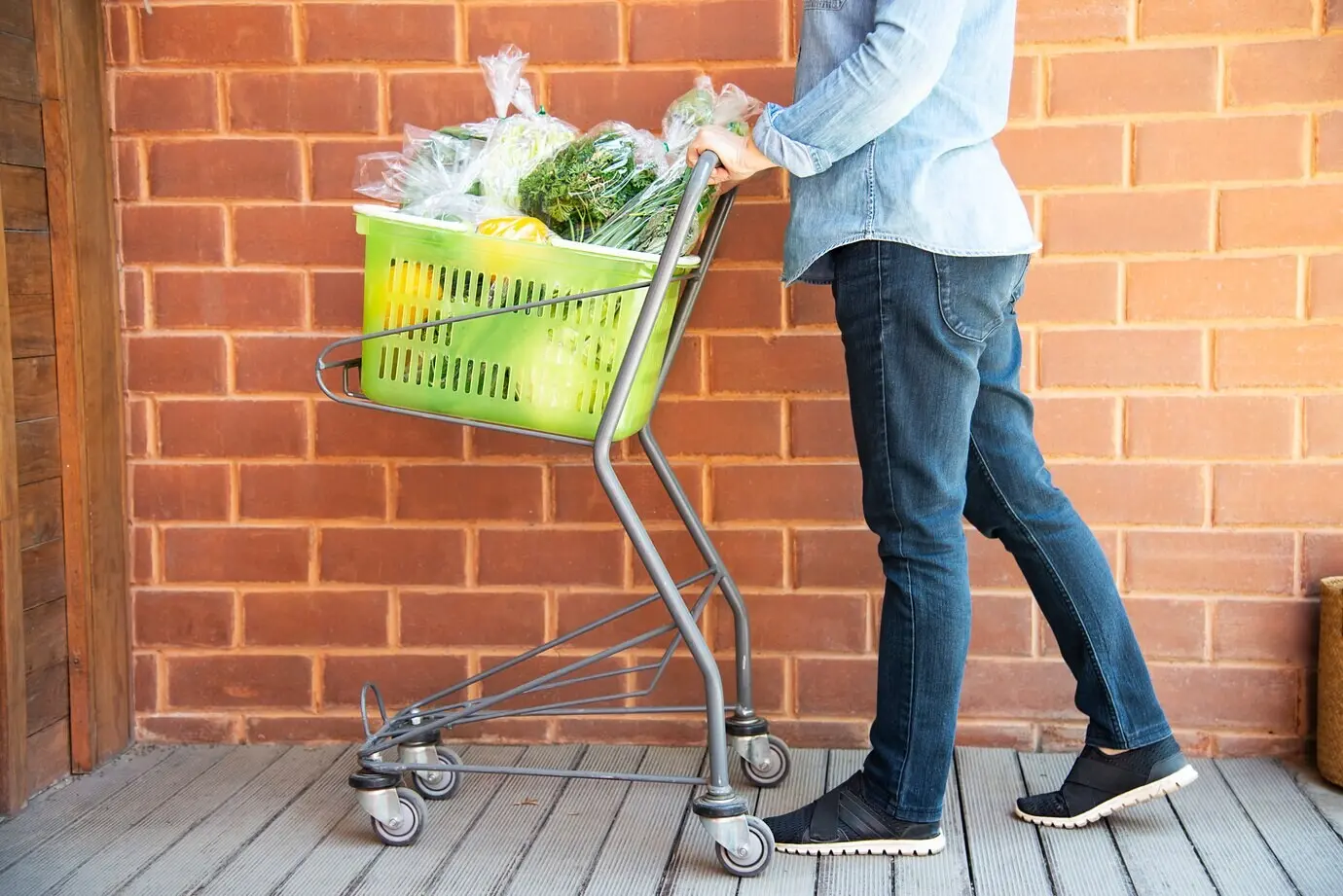 Eine Frau kauft frisches Gemüse im Supermarkt ein.
